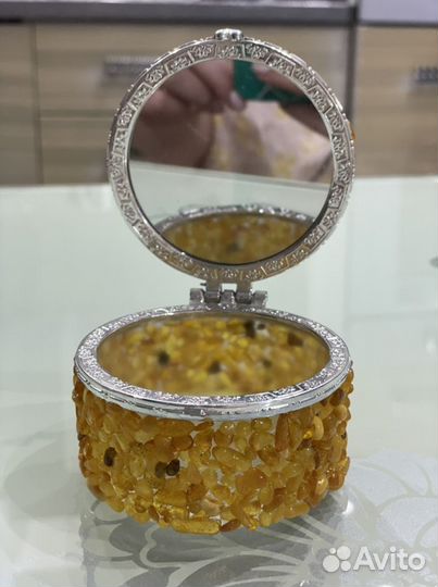 Шкатулка янтарная