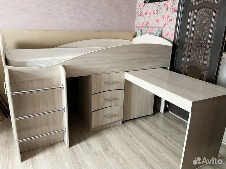 Детская кровать чердак со столом и шкафом