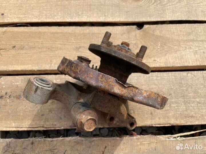 Кулак поворотный задний правый Nissan Sunny N14