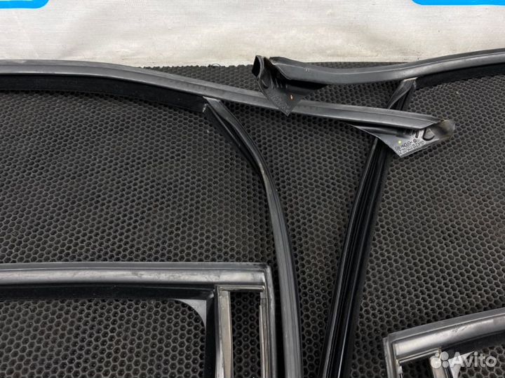 Уплотнитель стекла Mercedes-Benz E-Class W212