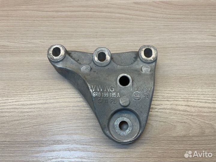 Кронштейн опоры двигателя правый Skoda Rapid