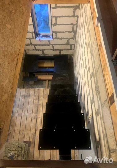 Лестница прямая на металлокаркасе