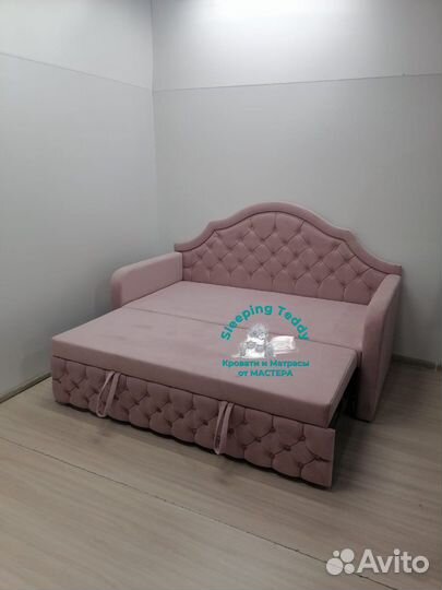 Детская кроватка с подлокотниками