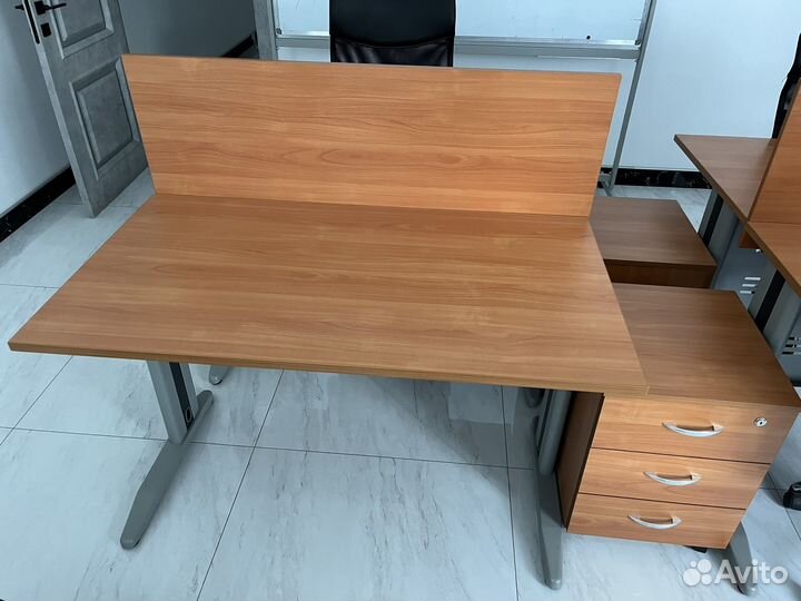 Офисный стол