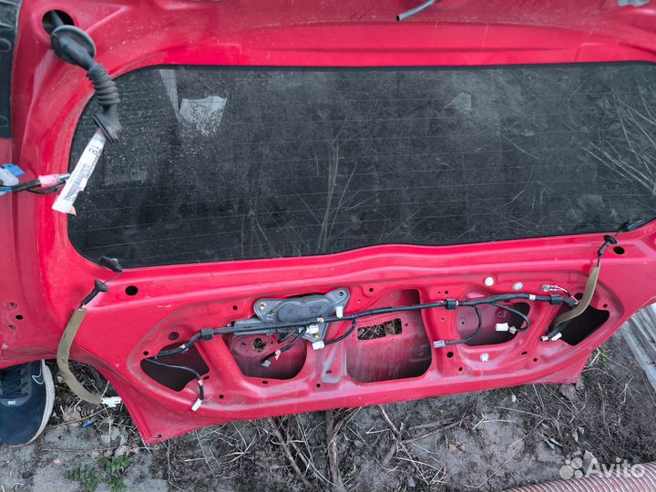 Заднее стекло toyota ist