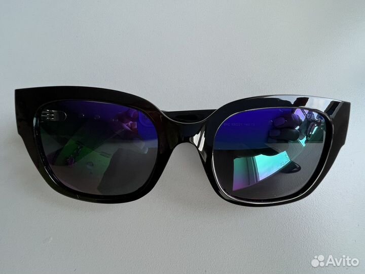 Солнцезащитные очки Guess