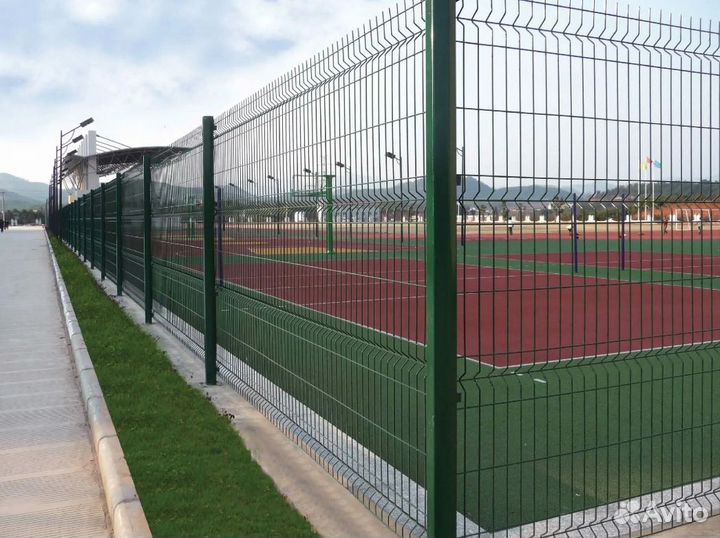Забор из 3D сетки с металлическими столбами качест