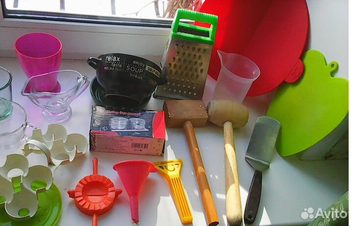 Много предметов для кухни и посуда