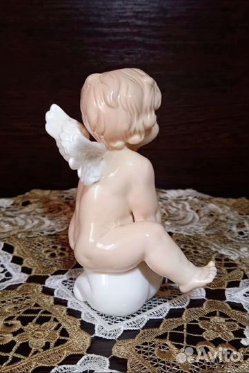 Ангел Путти фарфоровая статуэтка