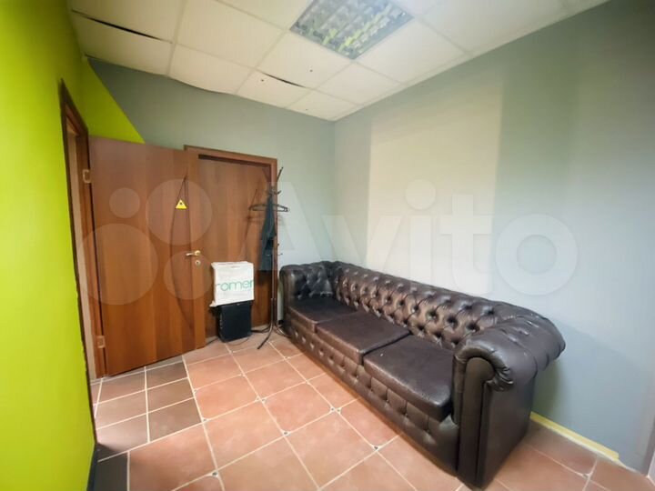 Торгово-офисное помещение с водой в центре