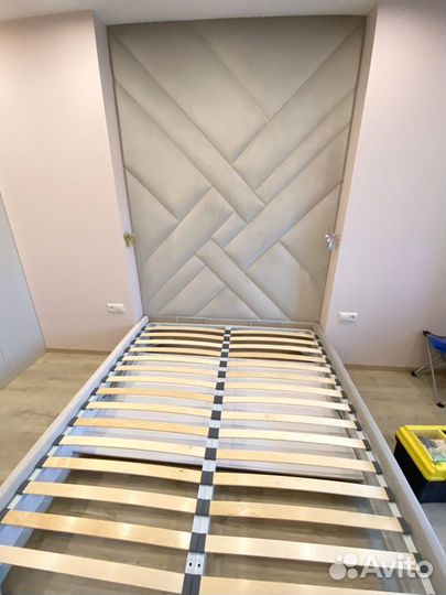 Мягкие стеновые панели, панели серые и кровать