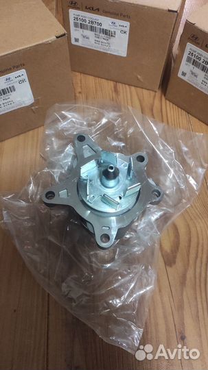 Помпа, водяной насос hyundai Solaris 251002B700