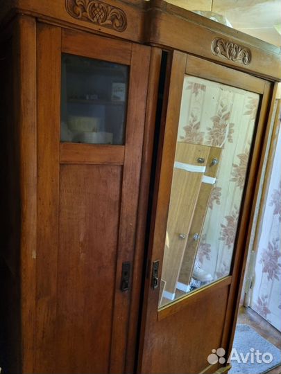 Старинный шкаф