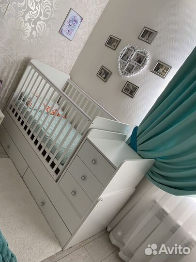 Детская кроватка с маятником и комодом