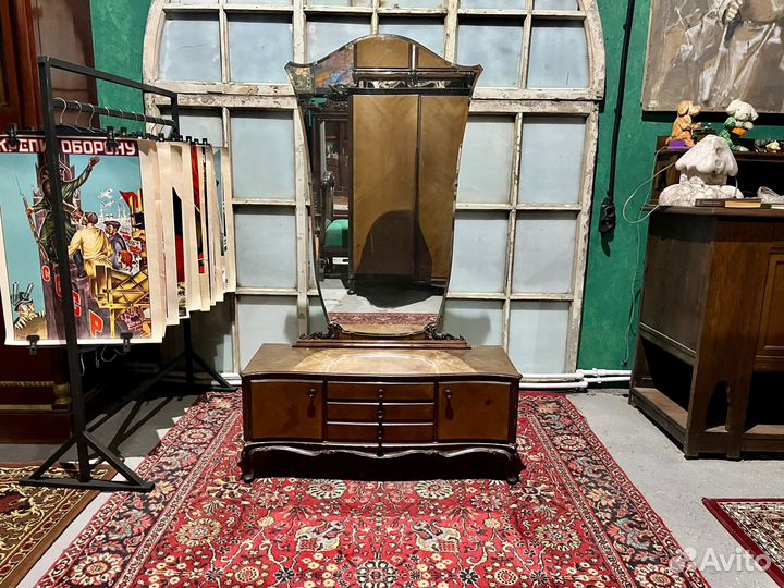 Старинное зеркало с тумбой трюмо