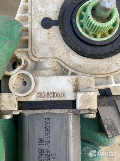 Моторчик на стеклоподъемник на мерседес w221 перед