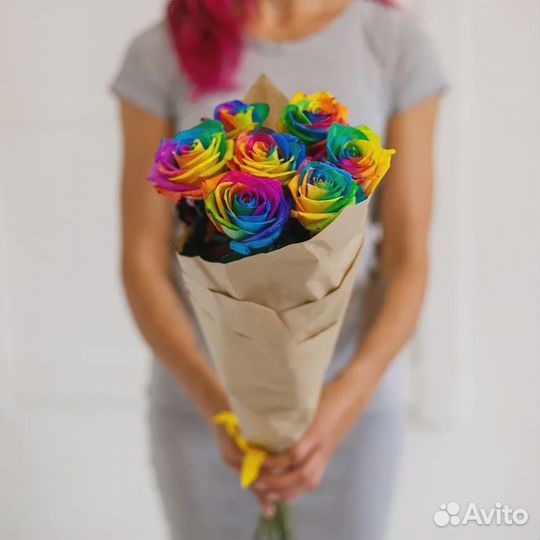 Букет из 7 радужных Роз Эквадор в крафте