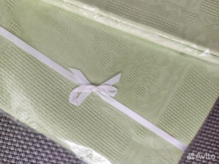 Хлопковая скатерть новая нежно салатового цвета