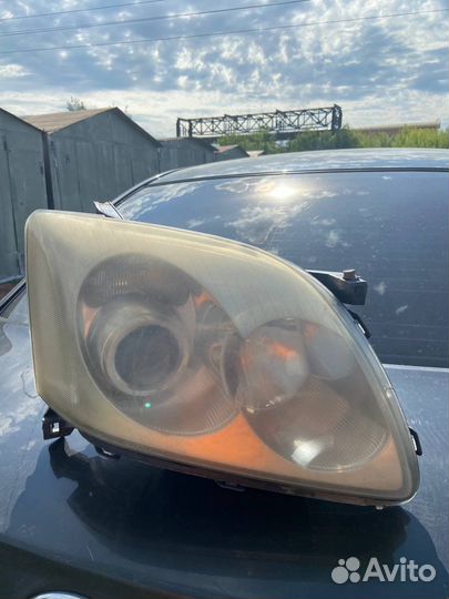Передние фары toyota avensis