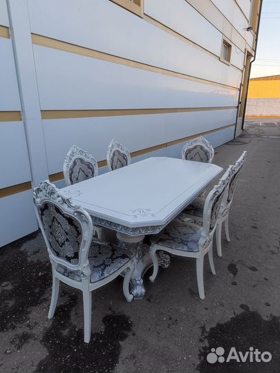 Стол и стулья