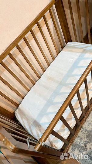 Детская кроватка с маятником и ящиком