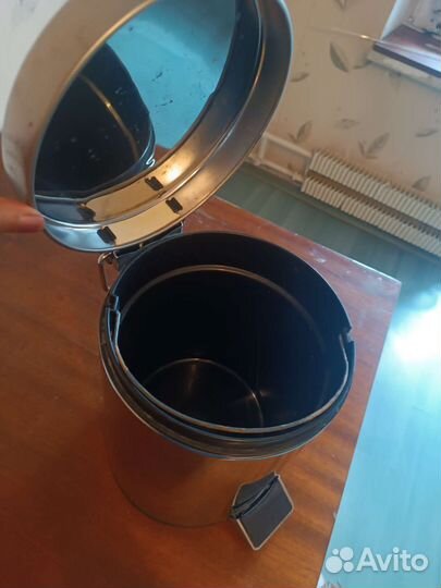 Мусорное ведро с педалью