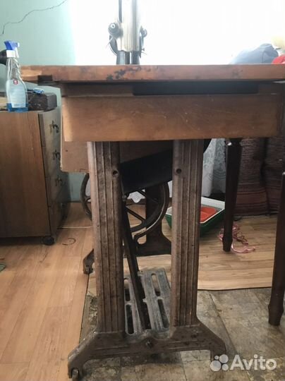 Швейная машинка с ножным приводом