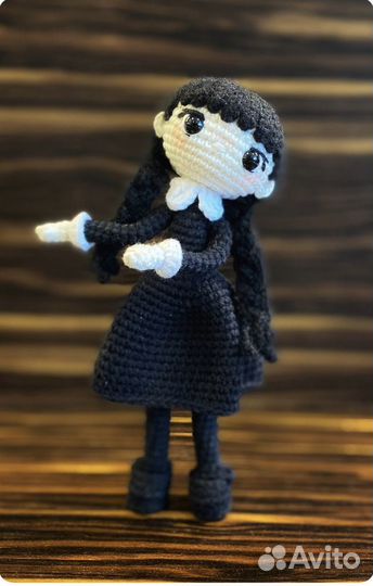 Вязаная кукла «Уэнсдей Адамс» амигуруми