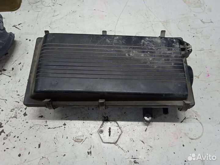 Корпус воздушного фильтра Nissan Sunny Ниссан