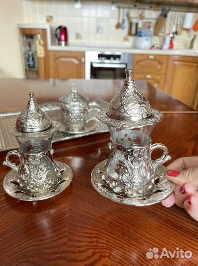 Стаканы армуды, металлический поднос