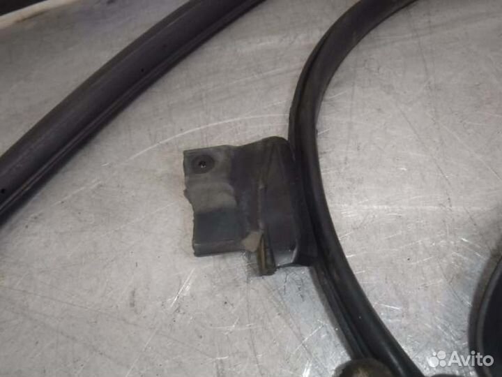 Уплотнитель двери задний правый Toyota Lc Prado