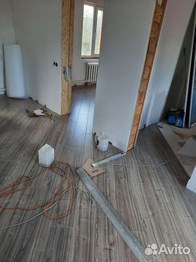 Укладка ламината, плинтусов мдф и полиэстера