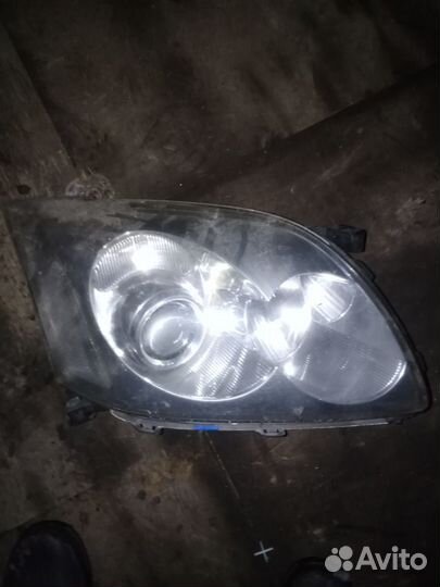 Фара R toyota avensis 250