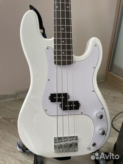 Бас гитара и комбо усилитель для бас гитары