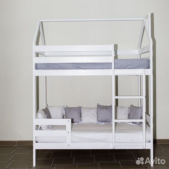 Кровать двухьярусная