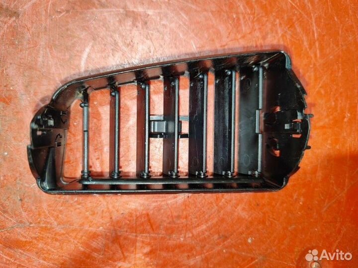 Дефлектор в торпедо правый Volkswagen Passat B3