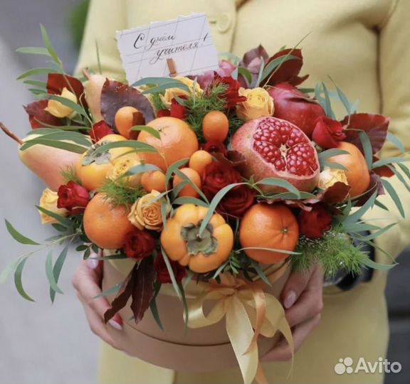 Букет с цветами фруктами конфетами День рождения