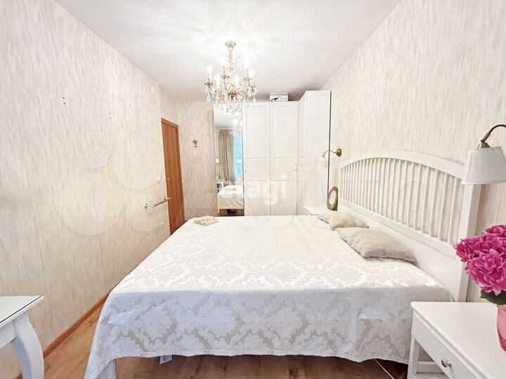 3-к. квартира, 82 м², 3/25 эт.