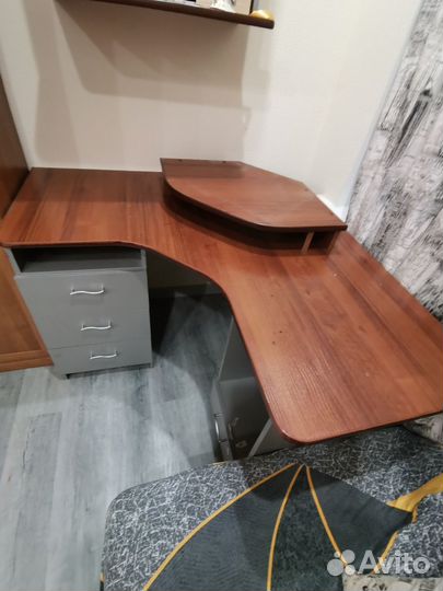 Компьютерный стол с полками и ящиками