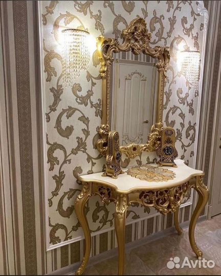 Туалетный столик с зеркалом