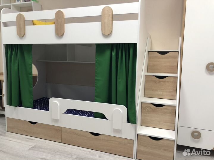 Кровать двухъярусная детская с лестницей-комодом