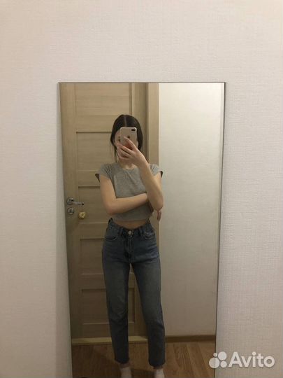 Джинсы, свитер и блузка