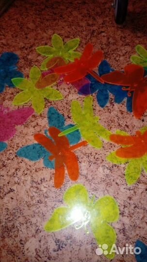 Разноцветные фигурки для интерьера