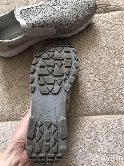 Кроссовки женские