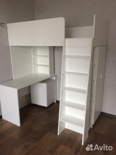 Детский уголок с кроватью и столом