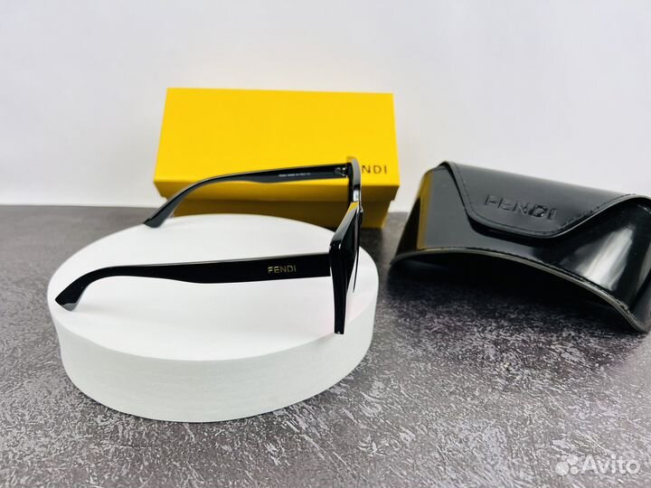 Солнцезащитные очки Fendi