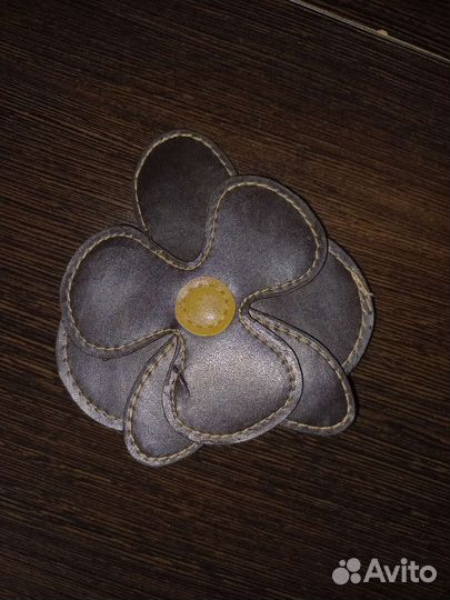 Брошь цветок из кожи