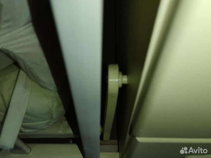 Детская кроватка с маятником и ящиком