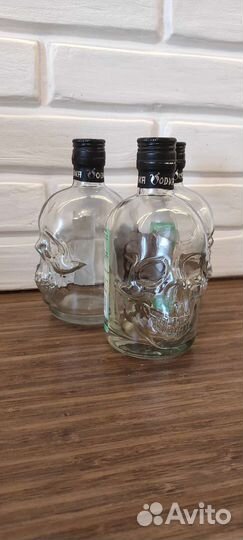 Бутылка с черепом