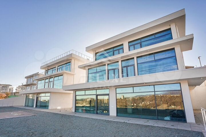 Дом 858 м² на участке 11 сот.